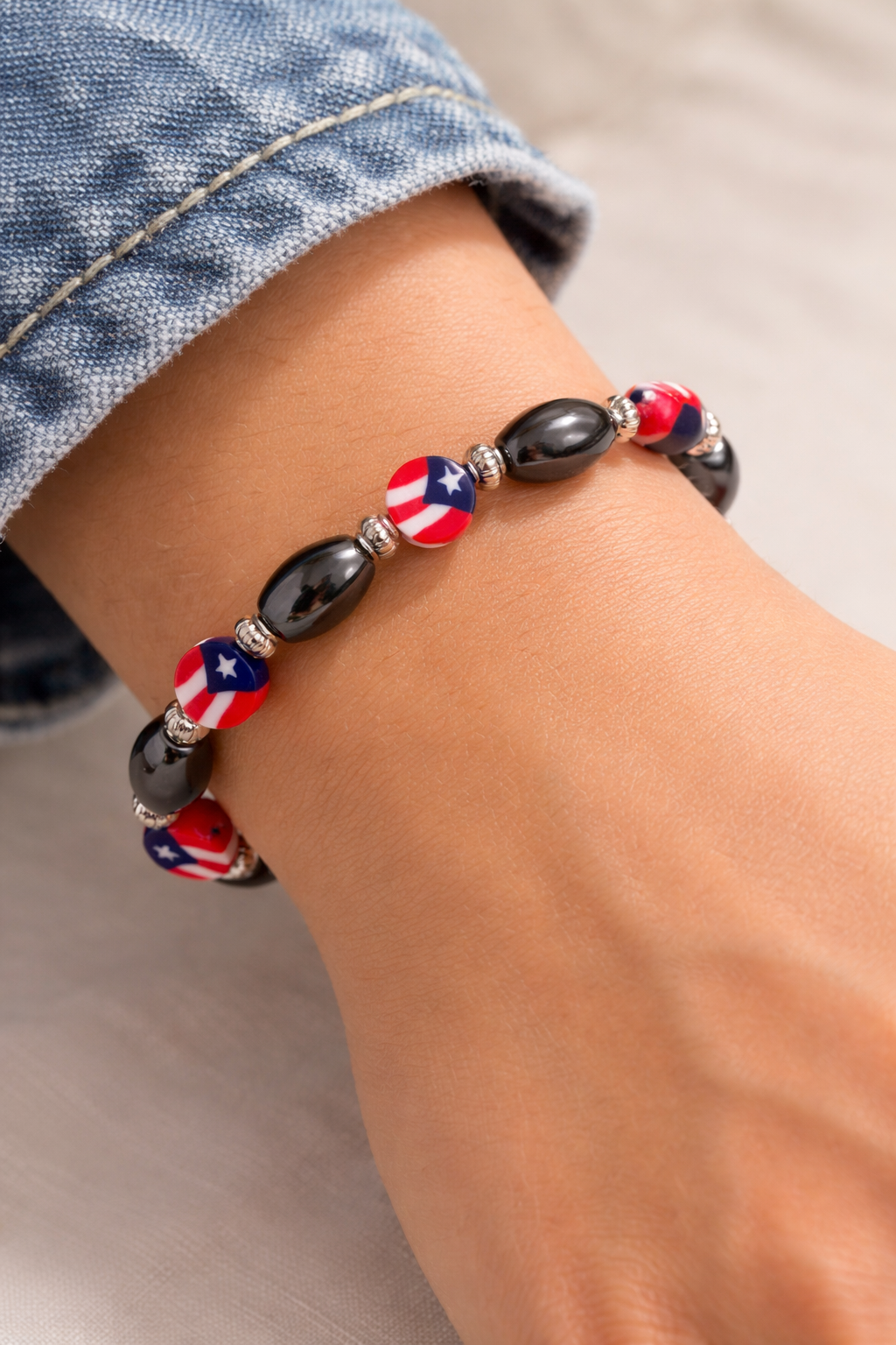 Pulsera inspirada en la bandera de Puerto Rico